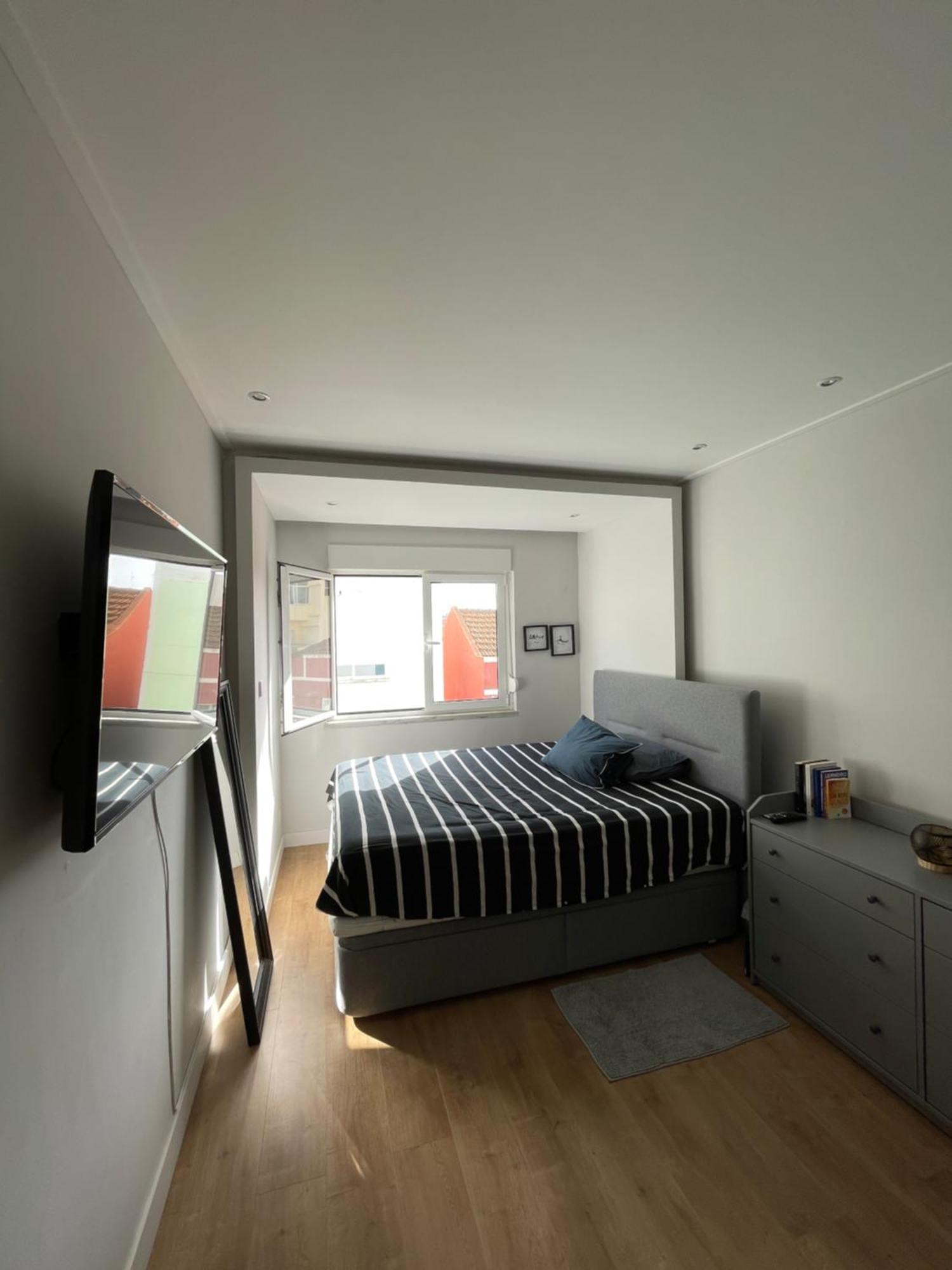 Quarto De Casal Close To Lisbon Flat Equipado Almada Oda fotoğraf