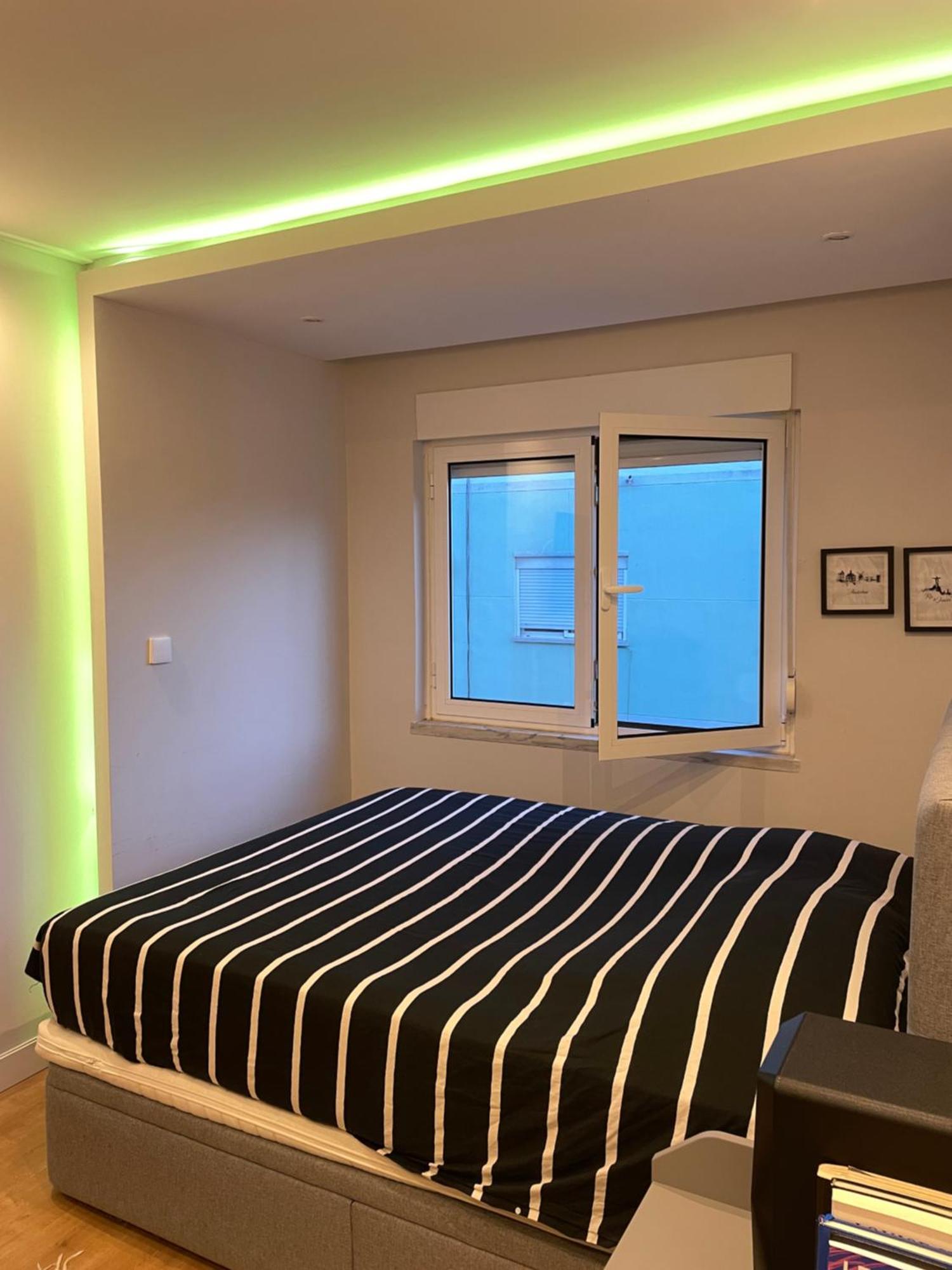 Quarto De Casal Close To Lisbon Flat Equipado Almada Oda fotoğraf
