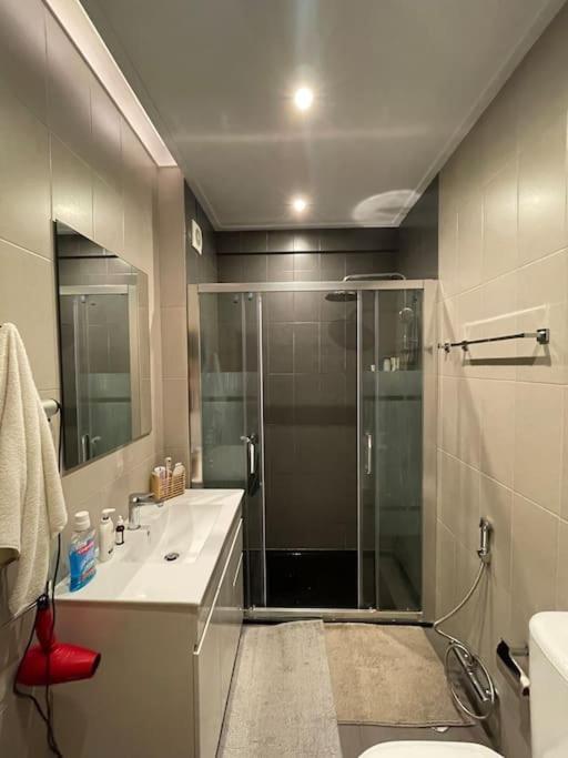 Quarto De Casal Close To Lisbon Flat Equipado Almada Dış mekan fotoğraf